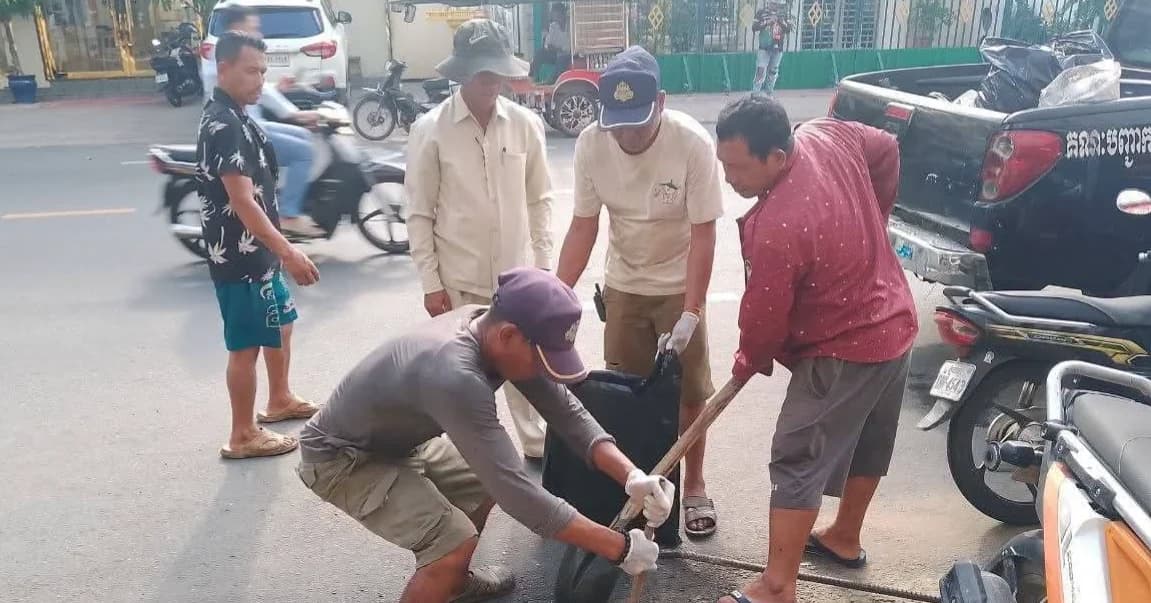 រដ្ឋបាលខណ្ឌចំការមន បន្តយុទ្ធនាការចុះស្តារប្រព័ន្ធលូ និងកាយសំរាមតាមបណ្តោយមហាវិថីសុធារស ដើម្បីបញ្ចៀសការលិចលង់នារដូវវស្សា
