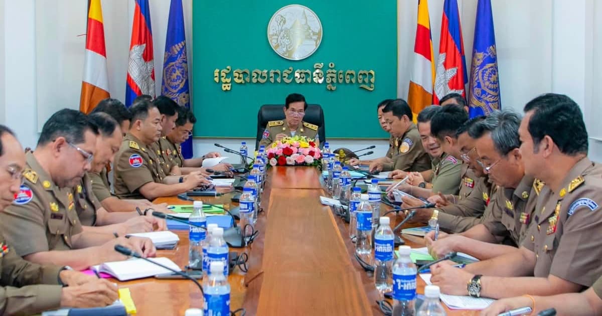 ឯកឧត្តម ឃួង ស្រេង អភិបាលនៃគណៈអភិបាលរាជធានីភ្នំពេញ និងជាប្រធានគណៈបញ្ជាការឯកភាពរដ្ឋបាលរាជធានីភ្នំពេញ បានដឹកនាំប្រជុំតាមដានវឌ្ឍនភាពនៃការងារបង្រ្កាបបទល្មើសឆបោកតាមប្រព័ន្ធបច្ចេកវិទ្យា (Online Scams) នៅក្នុងភូមិសាស្រ្តរាជធានីភ្នំពេញ