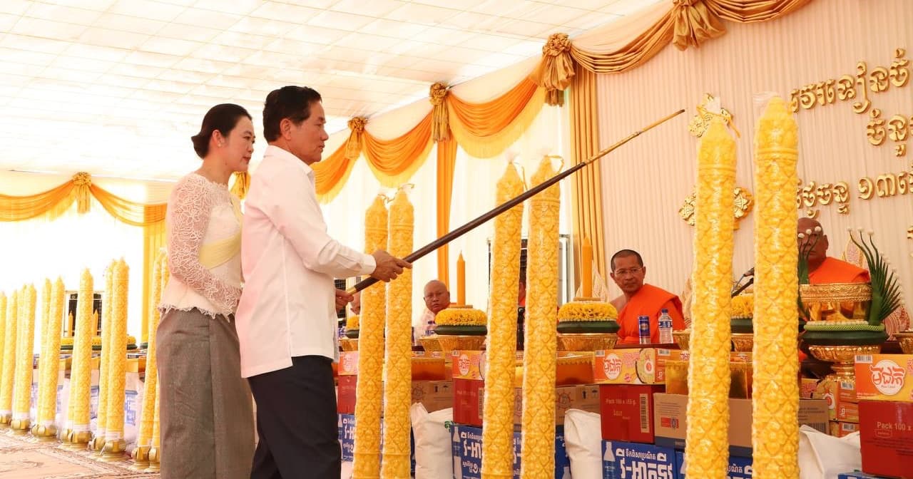 ឯកឧត្ដម ឃួង ស្រេង និងលោកជំទាវ នាំយកទៀនវស្សា និងទេយ្យទាន ប្រគេនដល់វត្តចំនួន ១៥១ និងសាលាបុណ្យ ៥ ក្នុងរាជធានីភ្នំពេញ