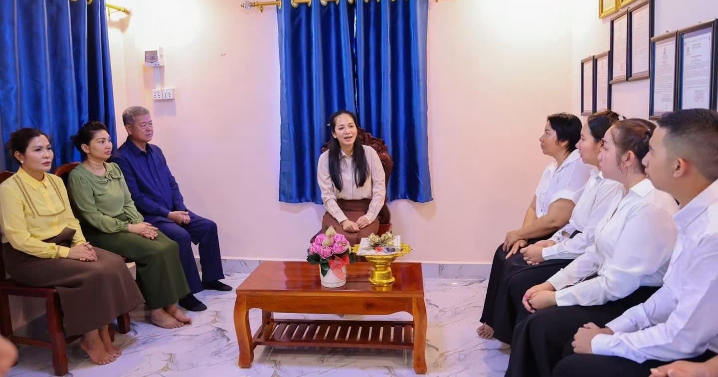 លោកជំទាវបណ្ឌិត ពេជ ចន្ទមុន្នី ហ៊ុន ម៉ាណែត អញ្ជើញប្រគល់ផ្ទះថ្មី ៣ខ្នង ជូនគ្រួសារវីរកងទ័ពពលី នៅខេត្តកណ្តាល
