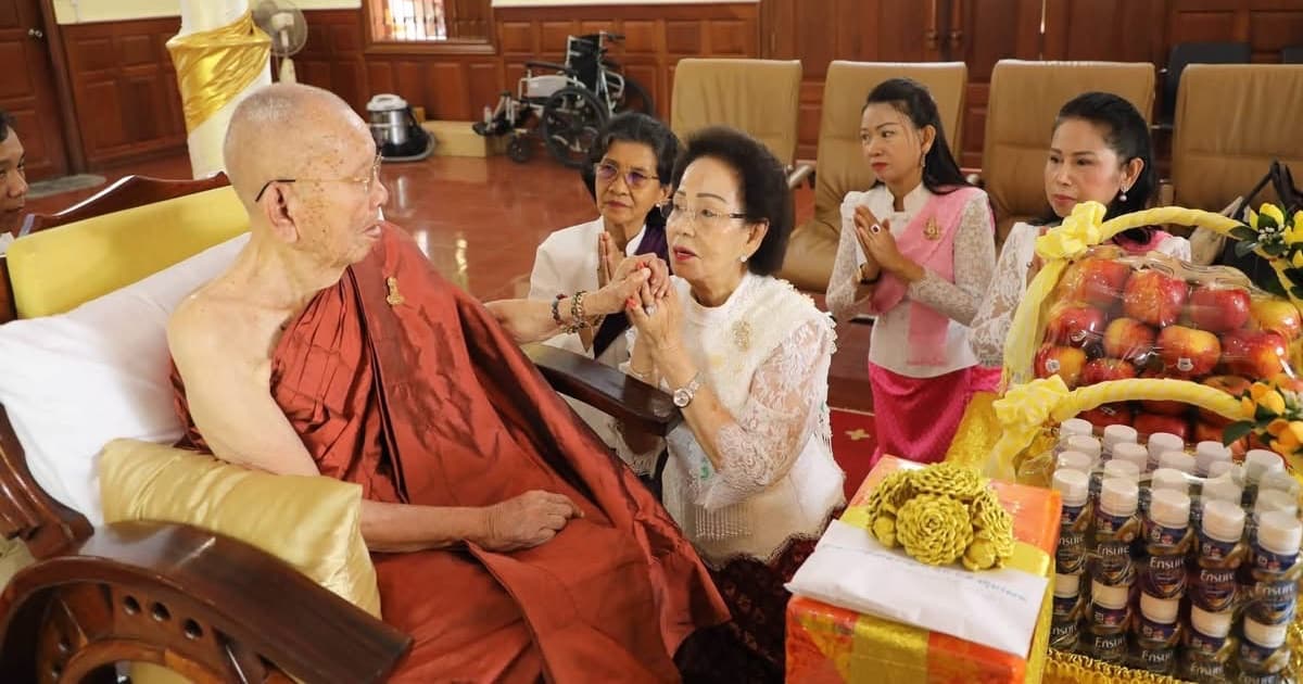 សម្តេចកិត្តិព្រឹទ្ធបណ្ឌិត ប៊ុន រ៉ានី ហ៊ុនសែន ចាត់តំណាងចូលក្រាបថ្វាយបង្គំសាកសួរព្រះរាជសុខភាព និងថ្វាយទេយ្យវត្ថុ ចំពោះសម្តេចព្រះមហាសង្ឃរាជ នន្ទ ង៉ែត