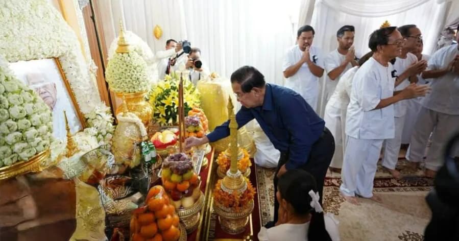 សម្តេចតេជោ ហ៊ុន សែន អញ្ជើញអុជធូបគោរពវិញ្ញាណក្ខន្ធសពម្តាយ លោក កឹម សុខា