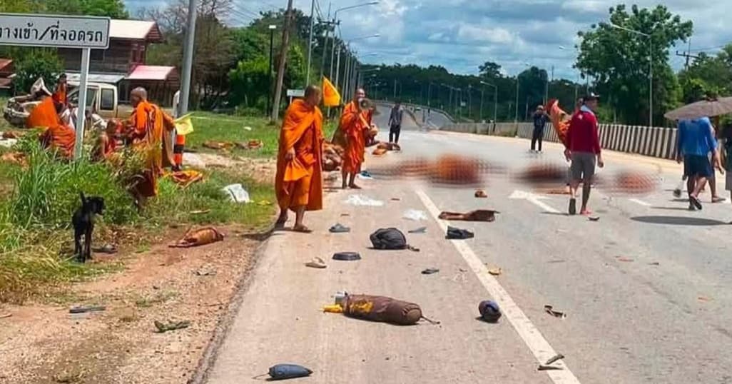 កុមារថៃអាយុ ១១ឆ្នាំ បើករថយន្តភីកអាប់បុករះព្រះសង្ឃកំពុងធ្វើធម្មយាត្រា សុគត ៨អង្គ និងរបួសធ្ងន់ ១៣អង្គ
