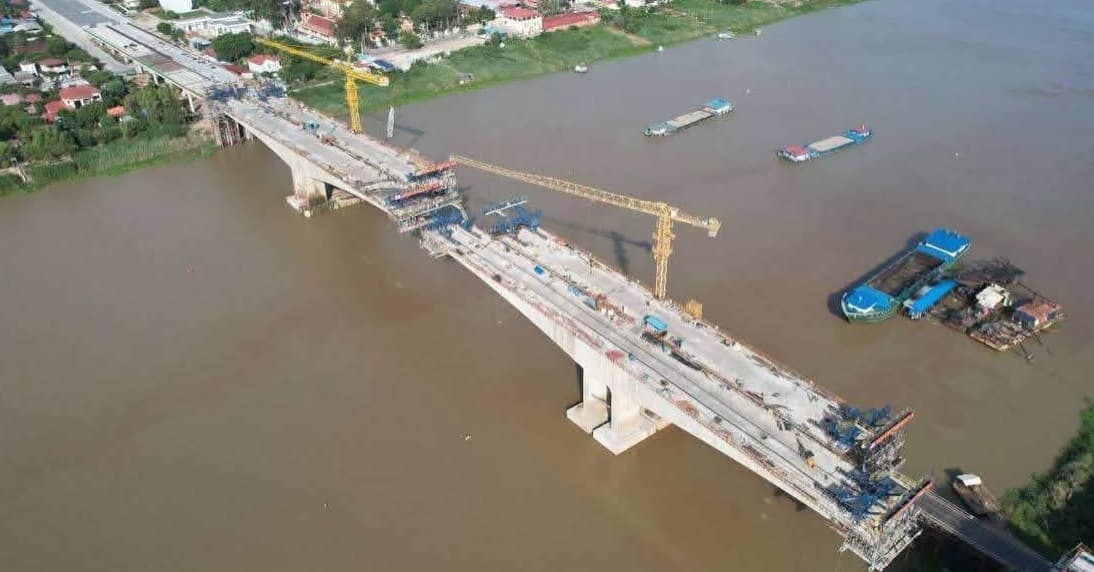 វឌ្ឍនភាព៖ គម្រោងសាងសង់ស្ពានឆ្លងកាត់ទន្លេបាសាក់ (ចាក់អង្រែក្រោម-ព្រែកប្រា) សម្រេចបានជិត ៨០% ហើយ គ្រោងតភ្ជាប់គ្រោងឆ្អឹងស្ពាននៅចុងឆ្នាំ២០២៦