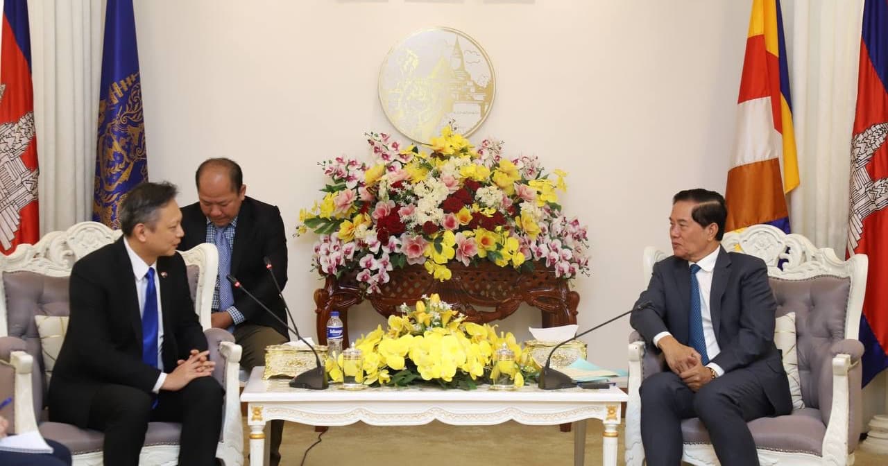 ឯកអគ្គរដ្ឋទូតសិង្ហបុរី កោតសរសើរឯកឧត្តម ឃួង ស្រេង ជាអ្នកដឹកនាំដ៏ខ្លាំង និងសកម្ម ចុះផ្ទាល់ជាមួយប្រជាពលរដ្ឋ