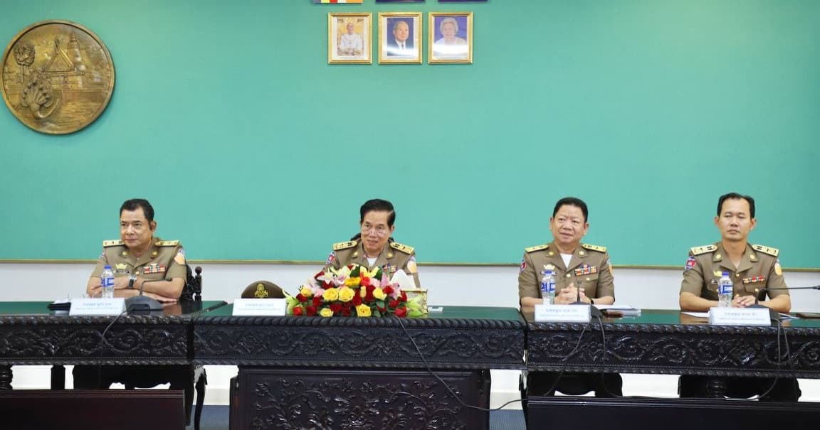 ឯកឧត្តម ឃួង ស្រេង ជំរុញមន្ត្រីឱ្យពង្រឹងការផ្តល់សេវាសាធារណៈតាមច្រកចេញចូលតែមួយ និងប្រព័ន្ធអនឡាញ ឱ្យកាន់តែល្អប្រសើរ