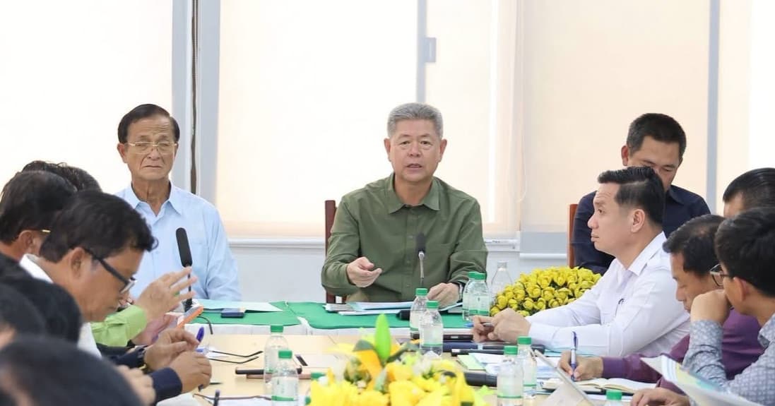 ឯកឧត្ដម គួច ចំរើន ចូលរួមកិច្ចប្រជុំត្រួតពិនិត្យផែនការការពារសន្តិសុខ ក្នុងពិធីចែកបណ្ណដីធ្លីជាង ២ពាន់បណ្ណ ជូនប្រជាពលរដ្ឋនៅស្រុកខ្សាច់កណ្ដាល