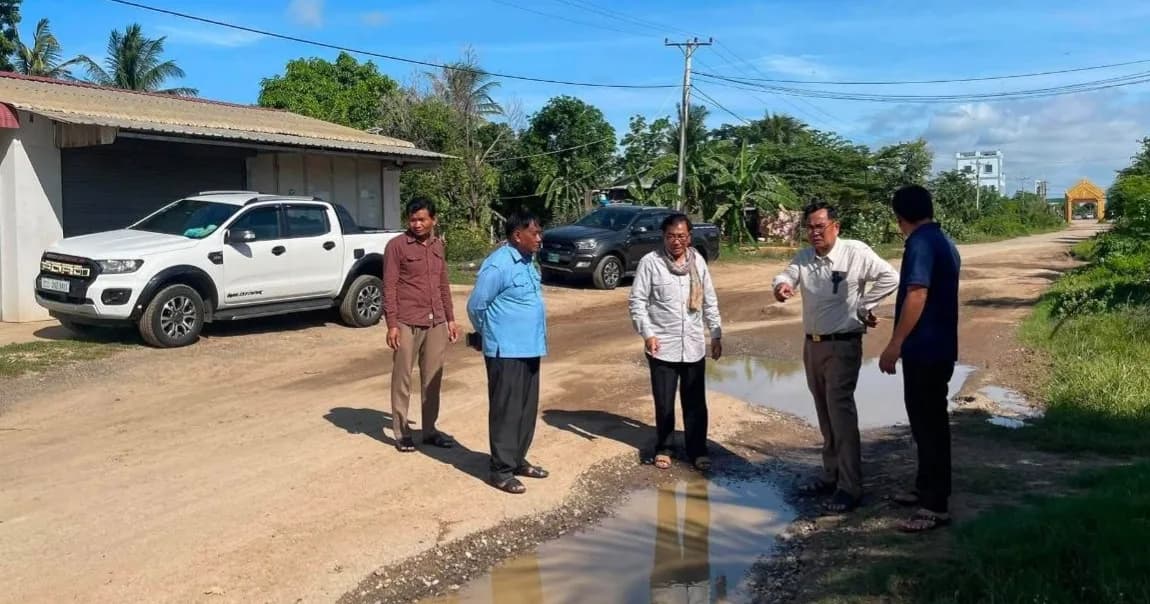 ក្តីសង្ឃឹមថ្មីរបស់ពលរដ្ឋស្រុកថ្មពួក! អភិបាលស្រុកចុះពិនិត្យផ្លូវទៅវត្តរលំជ្រៃ ដែលខូចខាតរាប់ឆ្នាំ និងដាក់ស្នើសុំជួសជុលទៅថ្នាក់ដឹកនាំ