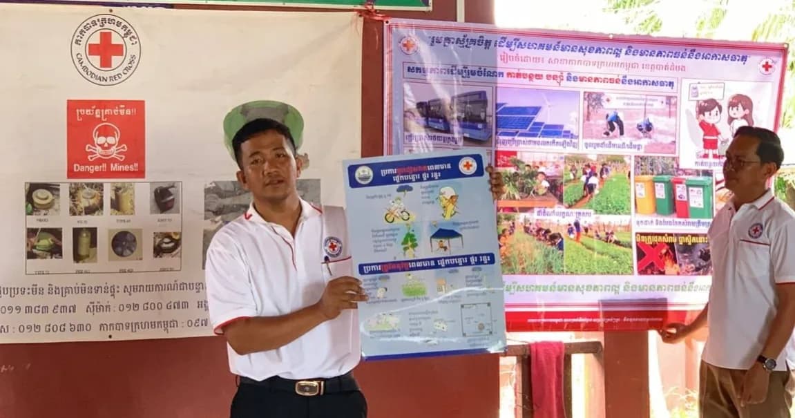 មន្រ្តីសាខាកាកបាទក្រហមកម្ពុជា ខេត្តបាត់ដំបង ផ្សព្វផ្សាយអំពីហានិភ័យនៃយុទ្ធភណ្ឌមិនទាន់ផ្ទុះ ដល់ពលរដ្ឋ នៅស្រុកសំពៅលូន