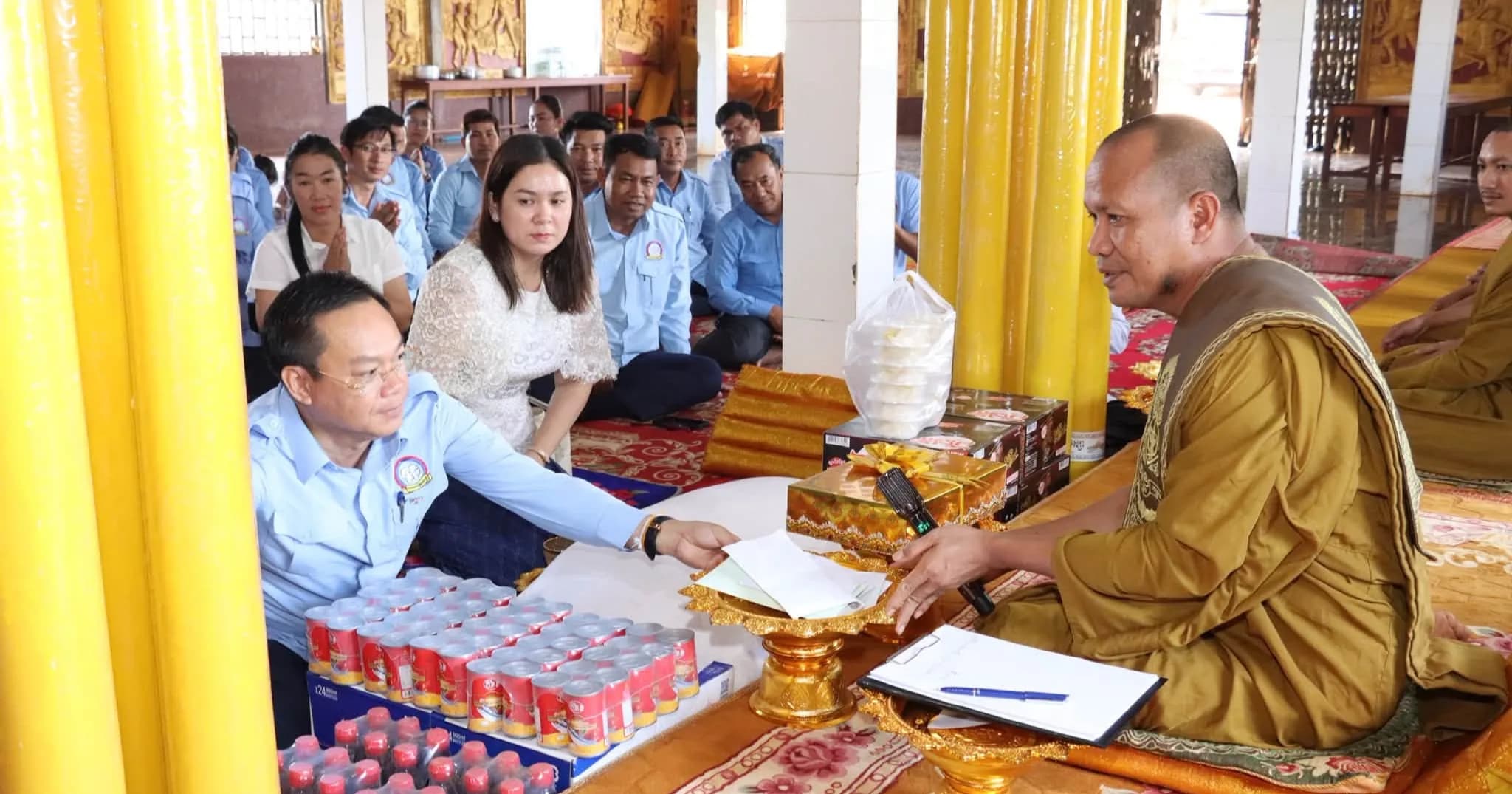 ឯកឧត្តម ថង សាវុន និងលោកជំទាវ រួមទាំងស.ស.យ.កខេត្តមណ្ឌលគិរី ប្រគេនទៀនចំណាំព្រះវស្សា និងបច្ច័យដល់ព្រះសង្ឃដែលគង់ចាំព្រះវស្សា នៅវត្តព្រះពុទ្ធមណ្ឌលគិរី
