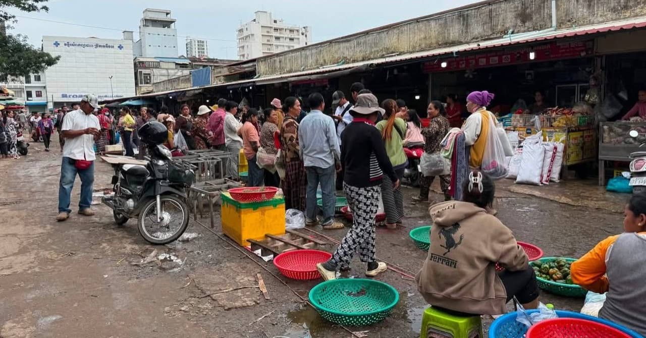 អាជ្ញាធររាជធានីភ្នំពេញ សម្របសម្រួលជោគជ័យជាមួយអាជីវករ ដើម្បីស្ថាបនាផ្លូវ និងប្រព័ន្ធលូជុំវិញផ្សារដើមគ