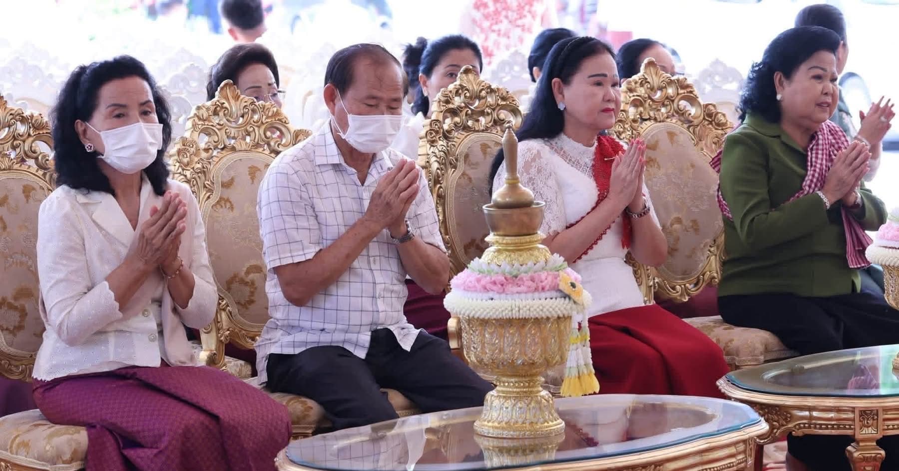 សម្តេចកិត្តិព្រឹទ្ធបណ្ឌិត ប៊ុន រ៉ានី ហ៊ុនសែន អញ្ជើញប្រគេនទៀនព្រះវស្សា និងទេយ្យទាន ដល់ព្រះសង្ឃគង់ចាំព្រះវស្សា ៨វត្ត នៅស្រុកក្រូចឆ្មារ