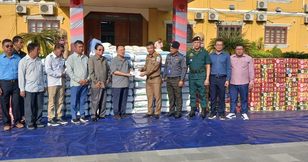 ឯកឧត្តម សុខ លូ ឧបត្ថម្ភគ្រឿងបរិភោគដល់ប្រជាពលរដ្ឋរងគ្រោះដោយទឹកជំនន់ ទូទាំងខេត្តបាត់ដំបង
