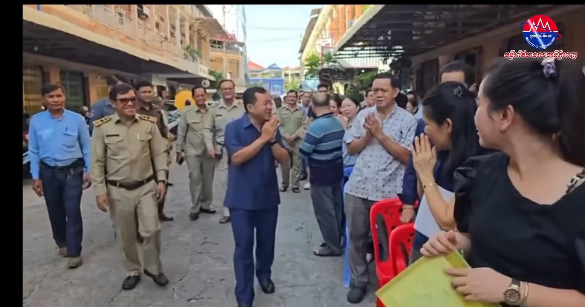 រដ្ឋបាលខណ្ឌមានជ័យ ចែកវិញ្ញាបនបត្រសម្គាល់ម្ចាស់អចលនវត្ថុ ជូនពលរដ្ឋក្នុងសង្កាត់ស្ទឹងមានជ័យទី១ និងសង្កាត់បឹងទំពន់ទី២