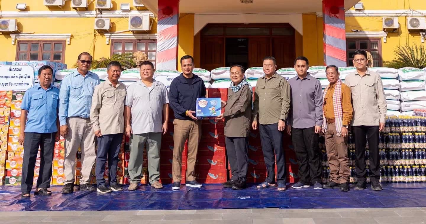 ឯកឧត្តមអភិសន្ដិបណ្ឌិត ស សុខា អញ្ជើញប្រគល់អំណោយជាគ្រឿងឧបភោគ-បរិភោគ ជូនរដ្ឋបាលខេត្តបាត់ដំបង ដើម្បីត្រៀមចែកជូនពលរដ្ឋដែលរងគ្រោះដោយទឹកជំនន់