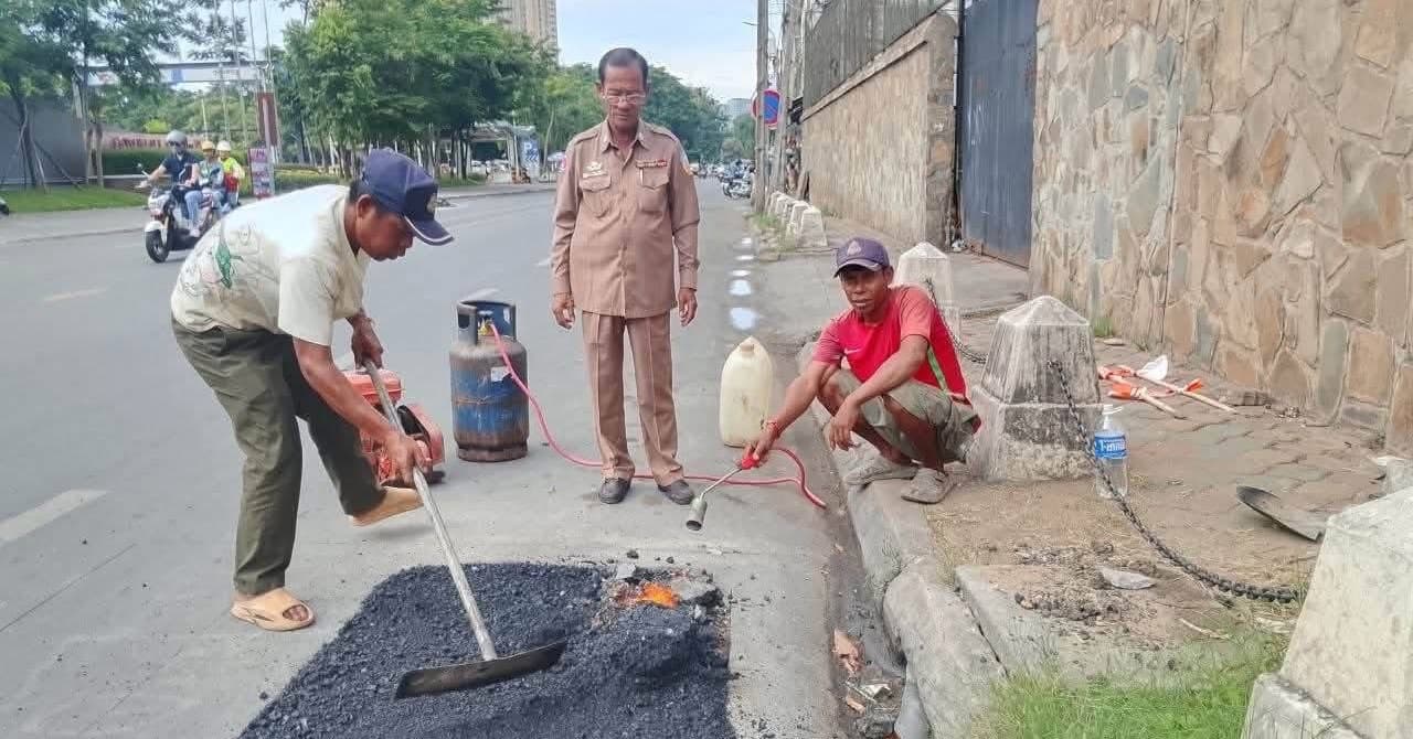 ខណ្ឌចំការមន បន្តយុទ្ធនាការជួសជុល និងថែទាំគ្របលូតាមដងផ្លូវ ដើម្បីធានាសុវត្ថិភាពជូនប្រជាពលរដ្ឋ