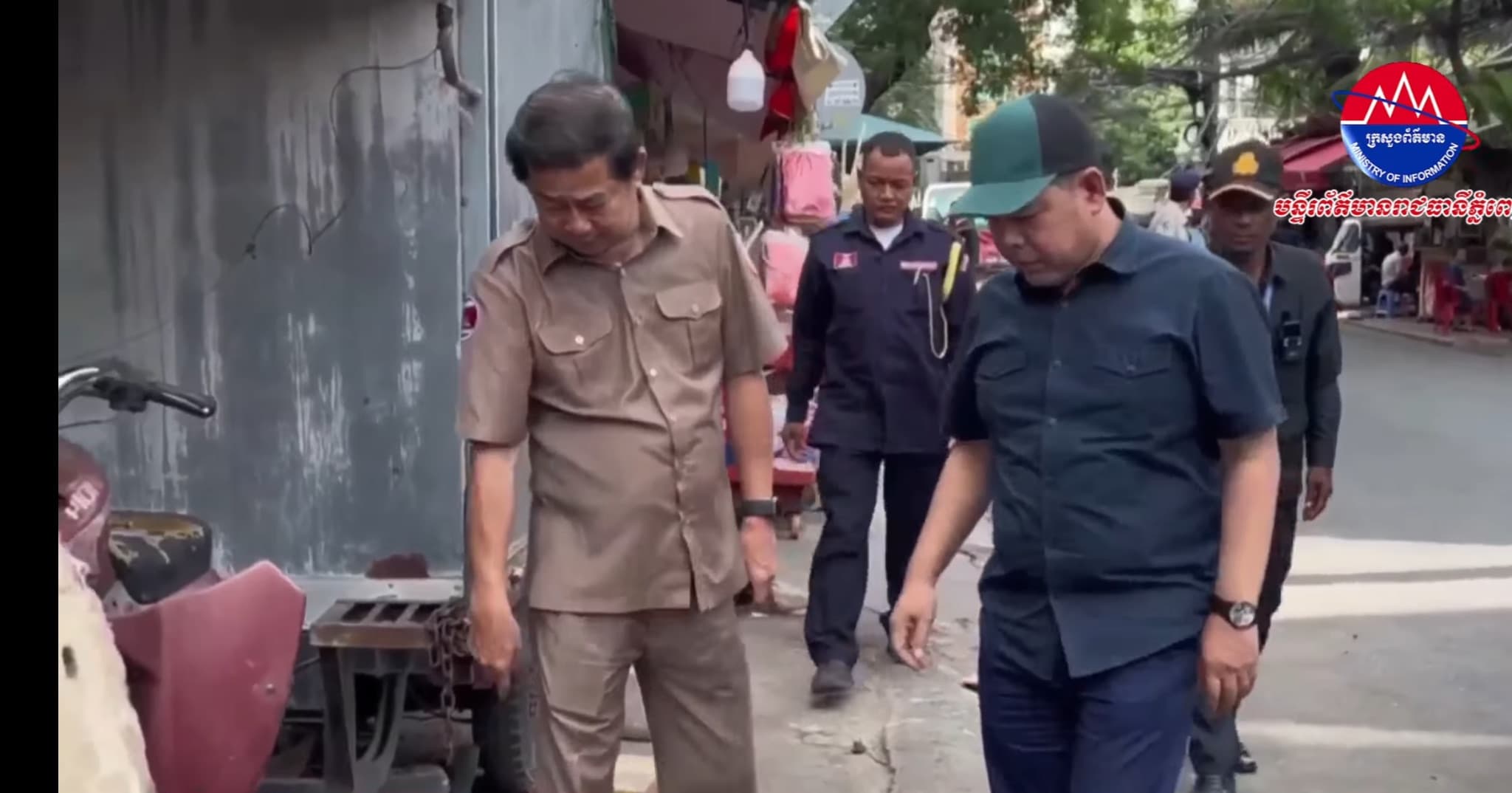 អាជ្ញាធរខណ្ឌ៧មករា បន្តចុះពិនិត្យមើលសកម្មភាពចុះស្ដារបូមប្រព័ន្ធលូ ក្នុងមូលដ្ឋាន ដើម្បីធានាបានលែងស្ទះប្រព័ន្ធទឹកហូ