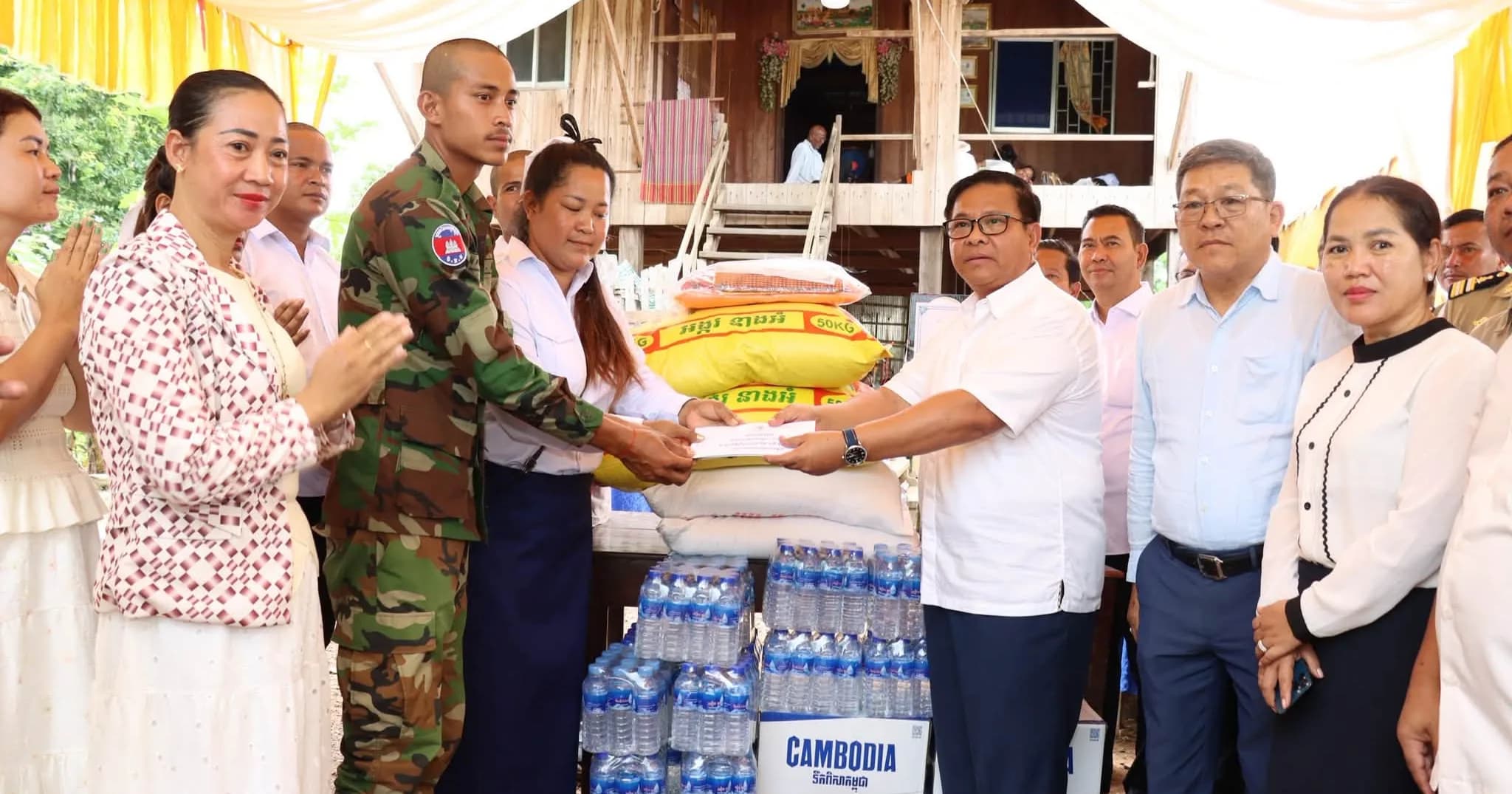 អភិបាលខេត្តមណ្ឌលគិរី ដឹកនាំមន្រ្តីក្រោមឱវាទ អញ្ជើញចូលរួមបុណ្យគម្រប់ខួប ៧ថ្ងៃ របស់លោក ឈួន យេ ដែលត្រូវជាឪពុកយោធិន ដែលកំពុងបម្រើការងារ នៅអង្គភាពកងពលលេខ៣
