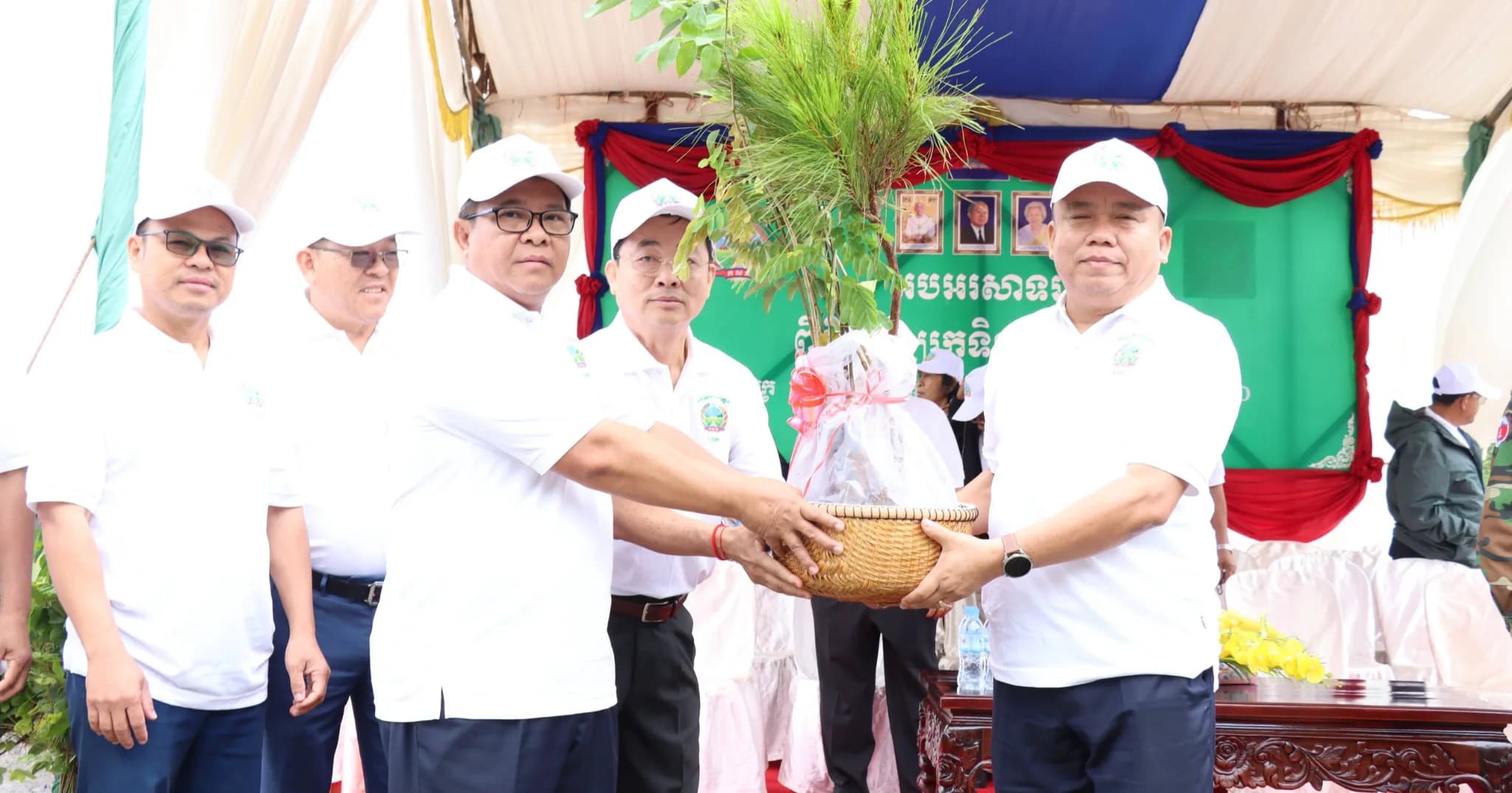 អាជ្ញាធរខេត្តមណ្ឌលគិរី ដាំកូនឈើចំនួន ១ម៉ឺនដើម តាមដងផ្លូវជាតិ នាឱកាសបុណ្យ រុក្ខទិវា ៩ កក្កដា ដើម្បីឱ្យមានភាពស្រស់បំព្រង និងមានសោភណ្ឌ័ភាពបរិស្ថាន