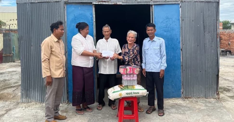 រដ្ឋបាលសង្កាត់ចោមចៅទី២ ចុះសួរសុខទុក្ខ និងផ្តល់អំណោយដល់គ្រួសារមានជំងឺប្រចាំកាយ និងជួបការលំបាក ៦គ្រួសារ