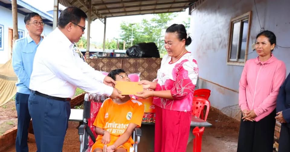 គ្រួសារក្មេងប្រុសម្នាក់ មានពិការភាពពីកំណើត និងមានជីវភាពខ្វះខាត ទទួលបានឃីតមនុស្សធម៌ពីកាកបាទក្រហមកម្ពុជាខេត្ត